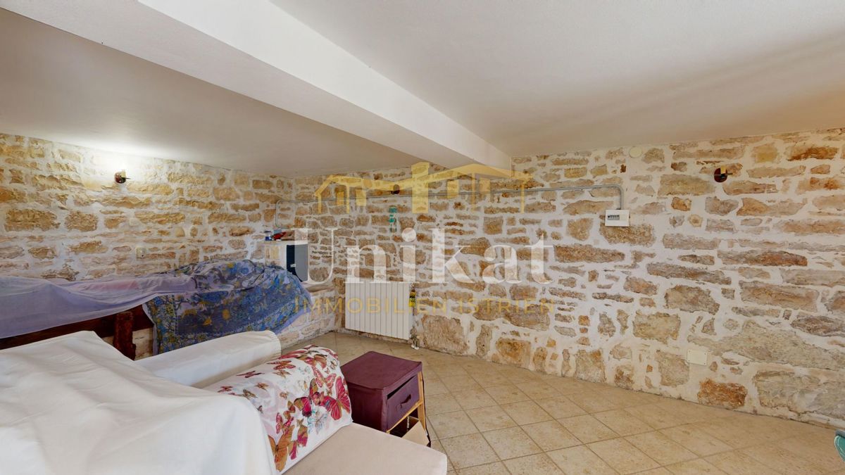 Casa in pietra ristrutturata con piscina